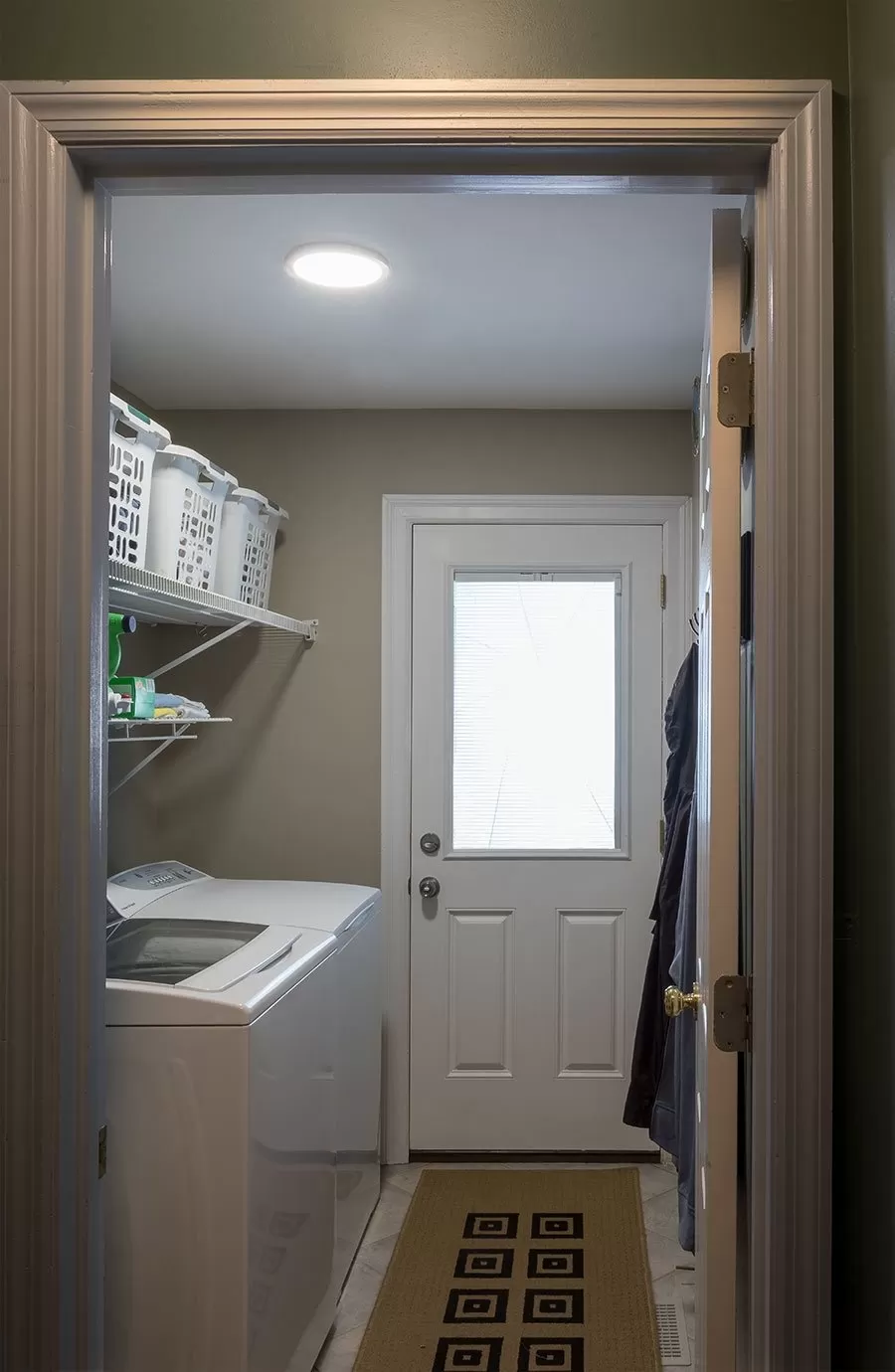 9" LED Downlight - White Magnetic Trim - 18W Flush Mount Ceiling Light - 100W Incandescent Equivalent - Dimmable - 1,440 Lumens - Warm 3000K 8 9" LED Downlight - White Magnetic Trim - 18W Flush Mount Ceiling Light - 100W Incandescent Equivalent - Dimmable - 1,440 Lumens - Warm 3000K - Image 8